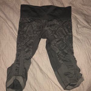 Lululemon snakeskin Capri leggings
